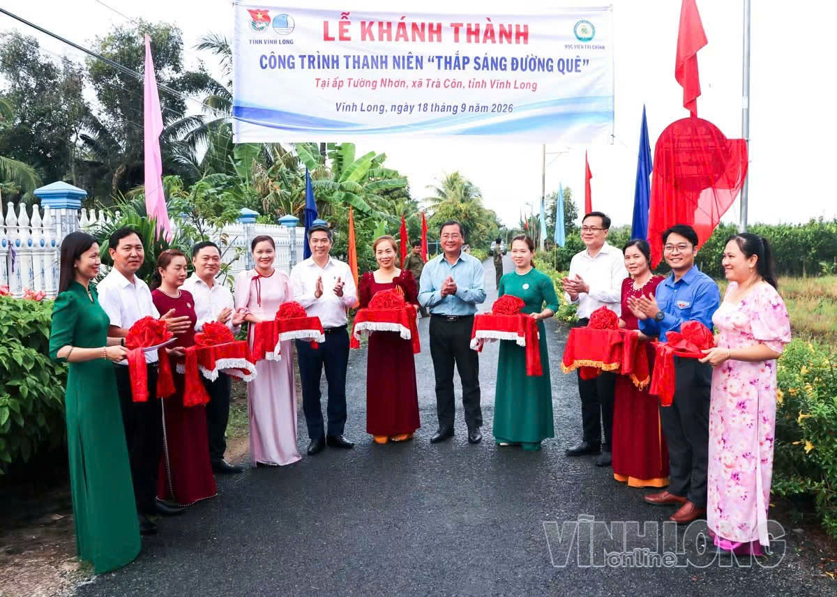 LỄ TRAO HỌC BỔNG VÀ BÀN GIAO CÔNG TRÌNH THANH NIÊN "THẮP SÁNG ĐƯỜNG QUÊ HƯƠNG"